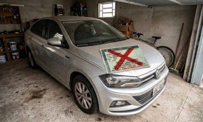 Motorista deixa o carro parado 3 anos na garagem sem licenciar, decide vender e descobre que a dívida de IPVA impede a transferência mesmo com o veículo em bom estado