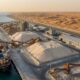 A Arábia Saudita está localizada no maior deserto de areia do mundo e, ainda assim, importa areia em grandes quantidades da Austrália e da Escócia, pois os grãos arredondados pelo vento do Quarto Vazio são muito lisos para se unir ao concreto e a construção moderna só pode usar a areia irregular retirada de leitos de rios e pedreiras