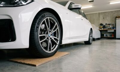 Motoristas estão colocando papelão junto aos pneus dos carros, e o hábito curioso envolve um cuidado com os pneus