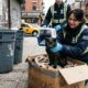 Gerente encontra caixa lacrada atrás de lixeiras e descobre um animal dócil lá dentro