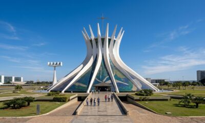 Construída no século XX para abrigar importantes celebrações religiosas, a Catedral de Brasília utiliza formas geométricas e elementos estruturais para representar a arquitetura moderna do país