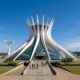 Construída no século XX para abrigar importantes celebrações religiosas, a Catedral de Brasília utiliza formas geométricas e elementos estruturais para representar a arquitetura moderna do país