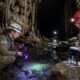 Eles despejaram corante fluorescente no solo e seguiram seu rastro. O que encontraram mudou para sempre o mapa da caverna mais longa do mundo