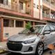 Vaso de plantas cai da varanda do vizinho e destrói o para-brisa de um carro de R$ 90 mil estacionado embaixo, e dono cobra o prejuízo do vizinho