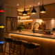 Designer de interiores ensina como valorizar a decoração da cozinha usando a temperatura de cor das lâmpadas para destacar os ambientes sem investir em móveis novos