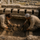 Arqueólogos encontram túmulo de 2 bebês em antiga latrina romana e detalhe da sepultura muda interpretação do achado