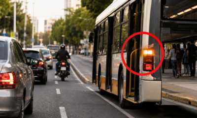 Ônibus liga a seta para sair do ponto: quem está na faixa ao lado precisa dar passagem