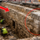Trabalhadores da construção que cavavam para um novo edifício desenterraram uma muralha medieval de 18 metros enterrada sob a rua desde a década de 1320