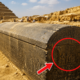 Sarcófago egípcio de 4 toneladas é encontrado após permanecer oculto por mais de 2.000 anos sob um antigo templo