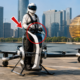 Uma aeronave elétrica de decolagem vertical chama atenção pelo controle por joystick e pela posição ereta do piloto, enquanto desafios de segurança e autonomia seguem no centro