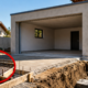 Ampliar a casa com uma garagem exige planejamento para evitar problemas de espaço, estrutura e circulação. Cuidados antes da obra podem reduzir gastos e mudanças inesperadas