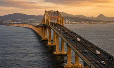 Construída no século XX para conectar diferentes regiões do país, a Ponte Rio-Niterói atravessa a Baía de Guanabara e utiliza uma extensa estrutura elevada para permitir a passagem de veículos e embarcações
