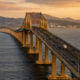 Construída no século XX para conectar diferentes regiões do país, a Ponte Rio-Niterói atravessa a Baía de Guanabara e utiliza uma extensa estrutura elevada para permitir a passagem de veículos e embarcações