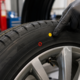 Pontos amarelos e vermelhos nos pneus do carro: o que significam e para que servem?