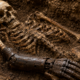 Arqueólogos da Baviera desenterraram um esqueleto medieval que tinha uma mão de ferro articulada no lugar do braço esquerdo