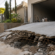Morador usa a calçada construída pelo vizinho para ampliar a entrada da garagem, a estrutura cede e o acesso precisa ser reconstruído