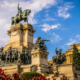 Construída no século XIX para homenagear a independência brasileira, a Estátua do Ipiranga utiliza uma composição monumental de esculturas e elementos arquitetônicos para representar acontecimentos históricos do país