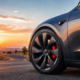 Rodas maiores não mudam apenas o visual dos carros elétricos: peso, largura dos pneus e aerodinâmica podem elevar o gasto de energia durante a condução
