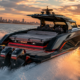 Inspirada no universo dos supercarros, a BRABUS Shadow 900 tem 11,73 m, dois motores V8 e até 900 cv, além de cabine sofisticada para quatro ocupantes