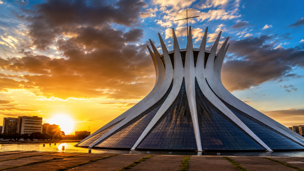 Construída no século XX para abrigar importantes celebrações religiosas, a Catedral de Brasília utiliza formas geométricas e elementos estruturais para representar a arquitetura moderna do país