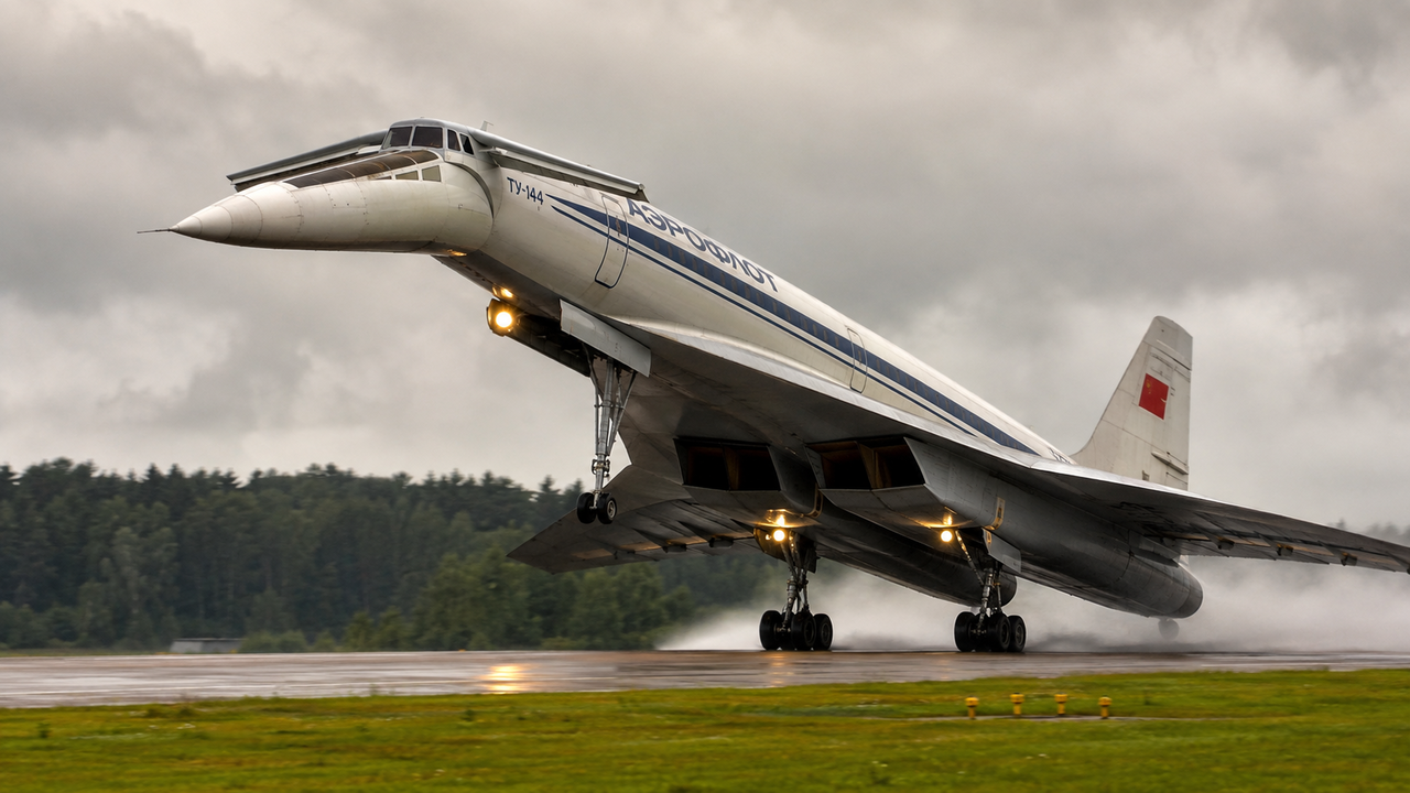 O Tupolev Tu-144 voou tão rápido que 70 empresários japoneses, com vontade de celebrar, reservaram um voo inteiro e depois correram até Mach 2 só para brindar, jantar e comemorar o Ano-Novo três vezes distintas por Tóquio, o Pacífico e Los Angeles