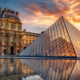 Construído no século XX para abrigar importantes exposições históricas, o Museu do Louvre utiliza elementos arquitetônicos e estruturas monumentais para representar a história da França