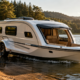 Uma caravana capaz de rodar em estradas e navegar em lagos chama atenção pelo conceito híbrido, interior modular e propulsão elétrica voltada ao turismo recreativo