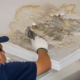 Como recuperar um teto de gesso com manchas, fissuras e partes estufadas sem deixar a infiltração voltar depois