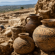 Cerâmica minoica de grande valor é encontrada preservada após permanecer escondida por mais de 3.000 anos sob uma antiga construção
