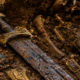 A espada de ferro de 1.300 anos encontrada em um túmulo de guerreiro que revelou armas, joias e detalhes sobre os antigos ávaros