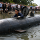 Um fazendeiro chinês de 60 anos tem sucesso ao criar um submarino caseiro que mergulha 8 metros no rio com menos de US$ 800
