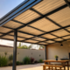 A cobertura ideal para o quintal da sua casa reduz o calor, exige pouca manutenção e suporta a exposição ao sol intenso