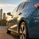 Enquanto os carros a gasolina são substituídos a cada 12 anos e os elétricos a cada menos de quatro, os híbridos duram cerca de oito anos e suas vendas aumentaram