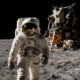 Em 1969, a NASA enviou três astronautas à Lua para testar a sobrevivência humana em outro mundo; A missão Apollo 11 realizou a primeira caminhada humana na superfície lunar