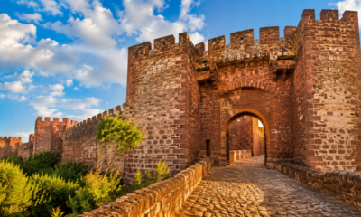 A fortaleza construída há séculos para proteger uma antiga capital e que ainda conserva muralhas, torres e estruturas militares