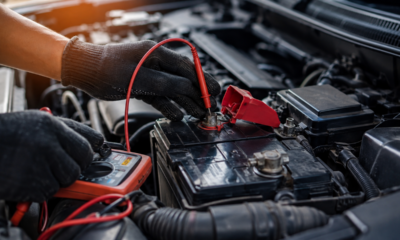 Bateria de carro enfraquecida pode dificultar a partida e causar falhas elétricas; os sinais que indicam a hora certa da substituição