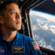 Ele passou 245 dias no espaço, deixando a NASA ao retornar. Tanto soldado, médico quanto astronauta