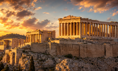 A Acrópole de Atenas desenvolvida principalmente no século V a.C. para abrigar importantes templos e que ainda reúne alguns dos maiores símbolos da Grécia Antiga