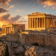 A Acrópole de Atenas desenvolvida principalmente no século V a.C. para abrigar importantes templos e que ainda reúne alguns dos maiores símbolos da Grécia Antiga