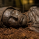 O homem de Tollund encontrado em 1950 em um pântano da Dinamarca e que revelou roupas, corpo e características pessoais preservados por mais de 2 mil anos