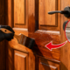 Profissional de pintura ensina como restaurar portas de madeira usando verniz stain para reduzir o desgaste sem remover o acabamento