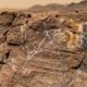Uma rocha apelidada de Cheyava Falls apresenta compostos orgânicos e minerais formados em contato com água. A NASA avalia se os sinais podem indicar vida antiga