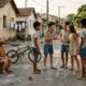 As crianças das décadas de 60 e 70 não se tornaram fortes por terem recebido uma educação melhor, mas sim porque aprenderam a gerir as suas próprias emoções sem ajudas externas, segundo a psicologia