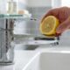 Nem produto forte nem mistura complicada: o ingrediente barato que pode ajudar a soltar o sarro do vaso e das torneiras