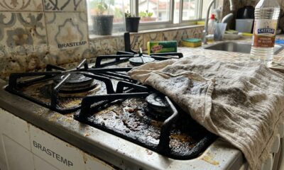 Colocar um pano úmido com vinagre sobre a grade engordurada do fogão durante a noite: para que serve e por que profissionais de limpeza recomendam fazer antes de esfregar 