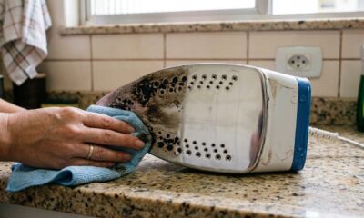 Nem água sanitária nem esponjas: a maneira ideal de limpar a base do ferro de passar e desentupir os orifícios de vapor