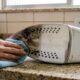 Nem água sanitária nem esponjas: a maneira ideal de limpar a base do ferro de passar e desentupir os orifícios de vapor