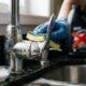 Sem produtos químicos caros, nem corrosivos: a melhor forma de tirar manchas brancas de calcário da torneira de inox usando apenas vinagre branco
