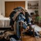 A psicologia afirma que as pessoas que deixam roupas sobre uma cadeira não são desordenadas, mas respondem a uma lógica funcional do cérebro para criar um ponto intermediário prático