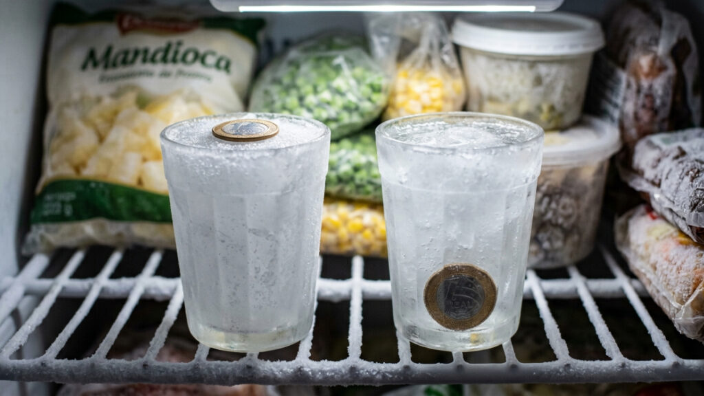 Antes de sair de casa, coloque uma moeda no congelador: esse truque simples pode evitar uma surpresa desagradável na volta